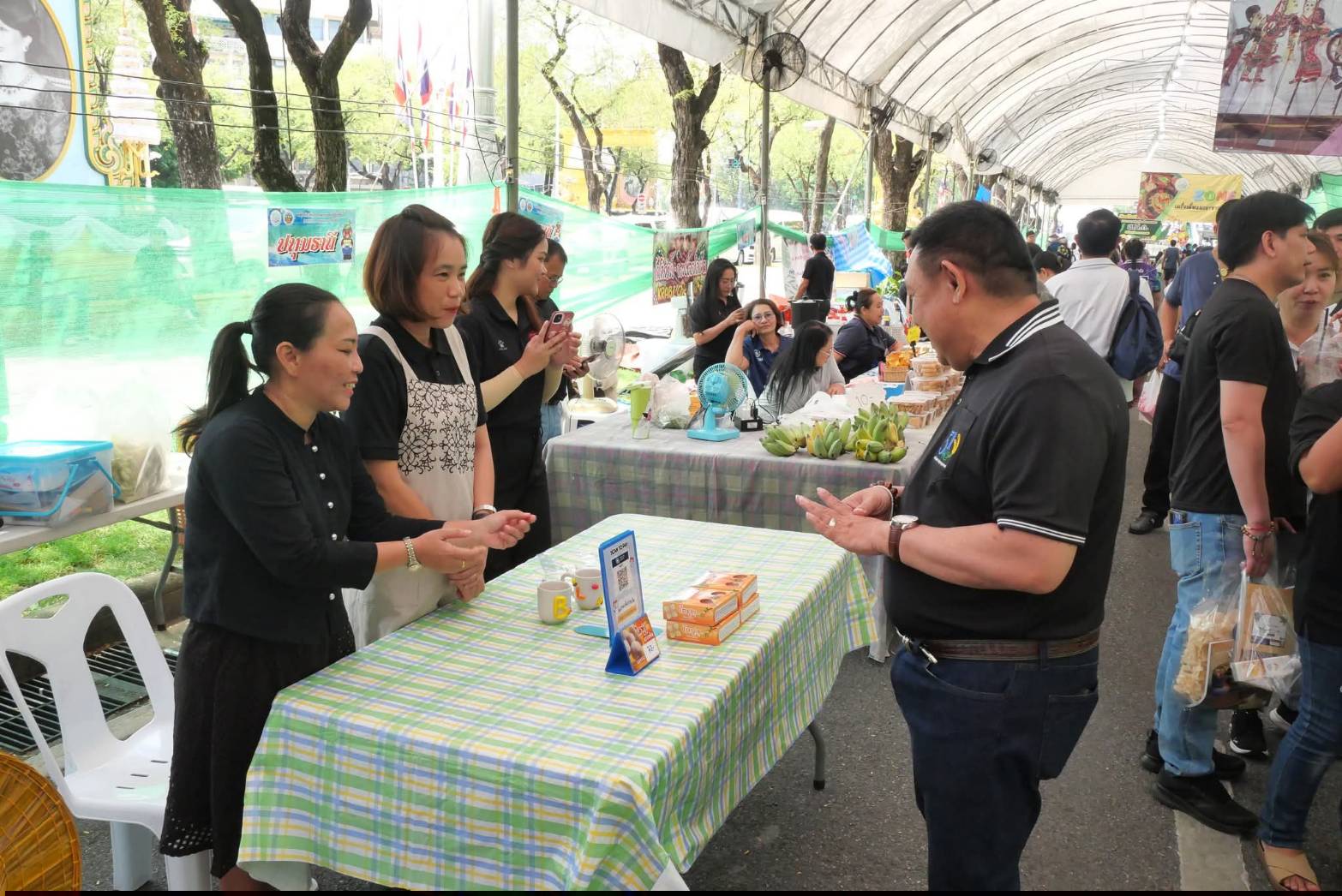 title - เลขาธิการ ส.ป.ก. เยี่ยมทักทายเกษตรกรและซื้อสินค้าในบรรยากาศวันสุดท้ายของการออกร้านขายสินค้า จากเขตปฏิรูปที่ดิน ส่งท้ายงานครบรอบ 51 ปี ส.ป.ก. ณ สำนักงานการปฏิรูปที่ดินเพื่อเกษตรกรรม